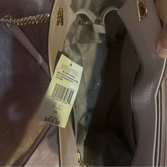 Its a bag that it has tags on including a belt from mk - Picture 3 of 3